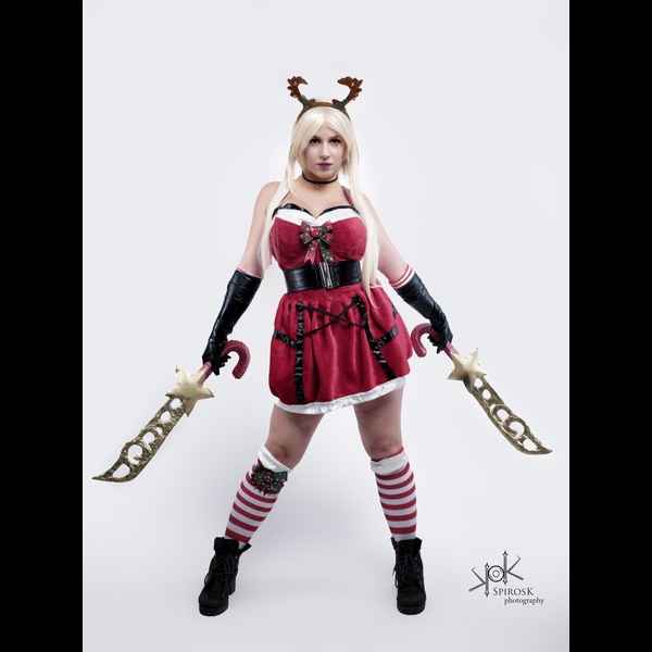 Ailiroy as Ahri, Yvaine Dazzling as Katarina and Alisa Murphy (IG@alexandra_frou) as Varus (crossplay)