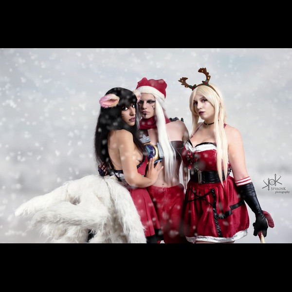 Ailiroy as Ahri, Yvaine Dazzling as Katarina and Alisa Murphy (IG@alexandra_frou) as Varus (crossplay)